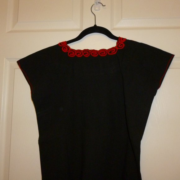 Beautiful Traditional MEXICAN Blouse with flowers - Picture 4 of 4